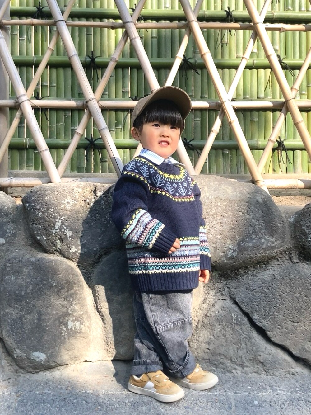 ブルー系のニット/セーター、ブルー系のシャツ/ブラウス、ブラック系のデニムパンツを着用したキッズの冬コーディネートの2枚目の写真