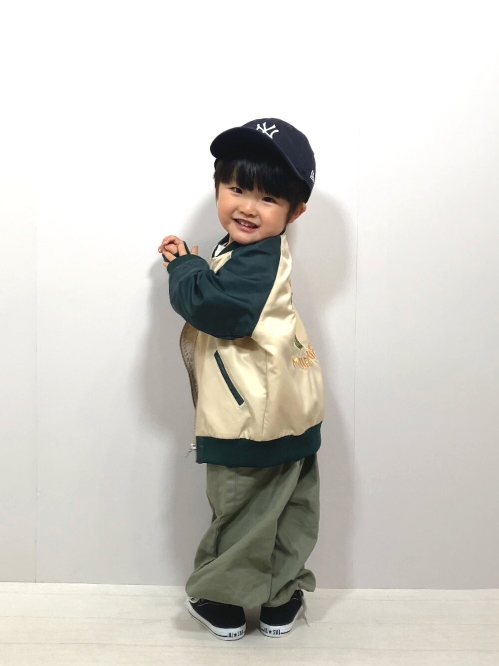 「コンバース、カーゴパンツ、プチプラ、キャップ、bmingbybeams、ビーミングbyビームス、PR、モード、シンプルコーデ、いまどきジャケット写真、カラーパンツ、スニーカー、ベージュ、カジュアルコーデ、ストリート」｜「B:MING by BEAMSのB:MING by BEAMS /  スカジャン（100~150cm）（ブルゾン、グリーン系）」を使った、YU⭐︎さん（キッズ・90cm）の春コーディネートの2枚目の写真