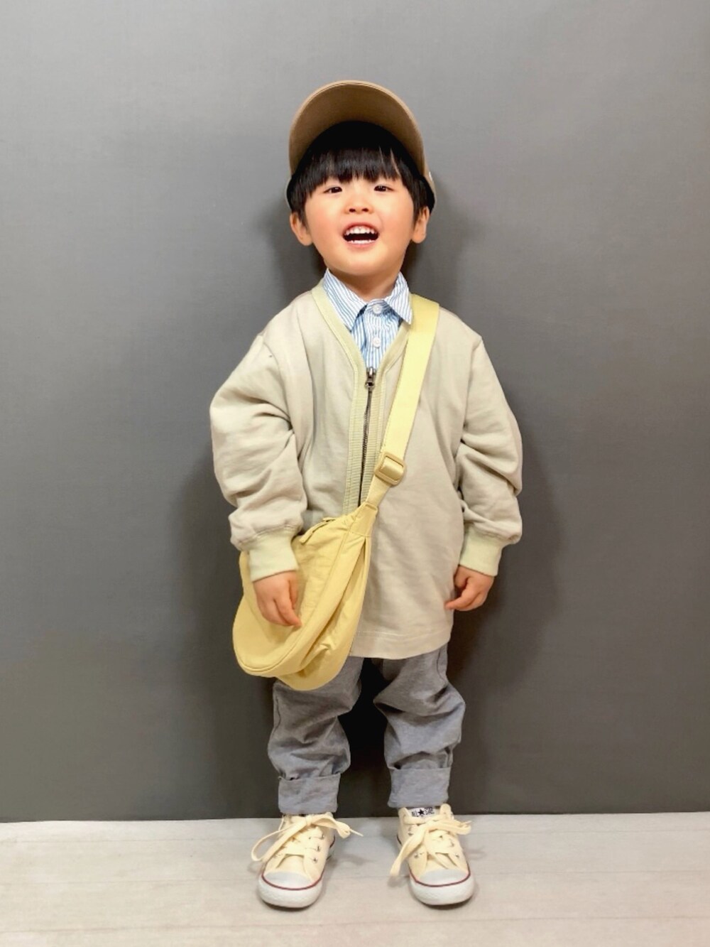 ベージュ系のカーディガン/ボレロ、ブルー系のシャツ/ブラウス、グレー系のスウェットパンツを着用したキッズの冬コーディネートの5枚目の写真