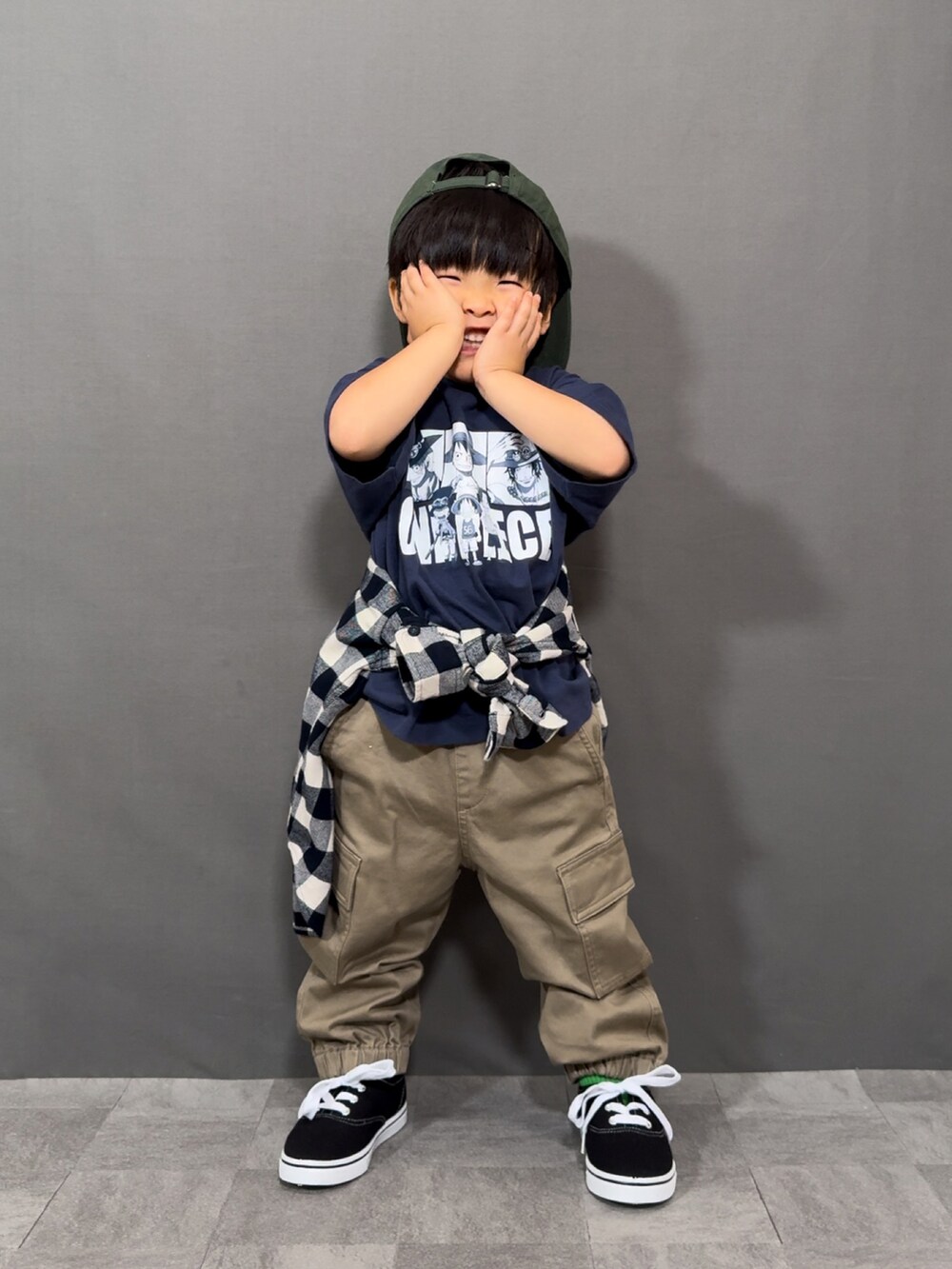 ブルー系のTシャツ/カットソー、ホワイト系のシャツ/ブラウス、ブラック系のパンツを着用したキッズの秋コーディネートの4枚目の写真