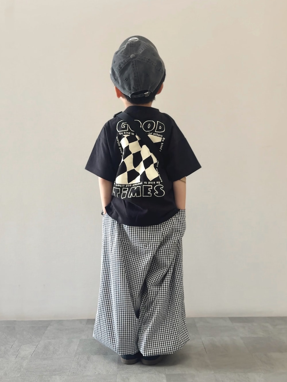 ブラック系のその他パンツ、ブラック系のスニーカー、ブラック系のTシャツ/カットソーを着用したキッズの春コーディネートの3枚目の写真