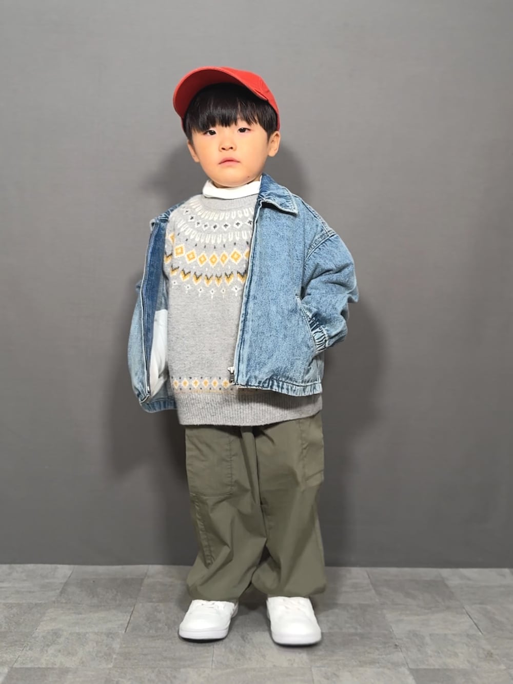 「タートルネック、デニム、ジャケットスタイル、ニット、レイヤードスタイル、カーゴパンツ、スニーカー、キャップ、デートコーデ、淡色コーデ、プチプラ、きれいめカジュアル、お出かけコーデ、デニムジャケット」｜「GUのアイテム（デニムジャケット、ブルー系）」を使った、YU⭐︎さん（キッズ・100cm）の冬コーディネートの4枚目の写真