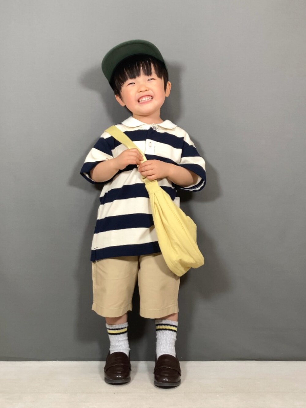 「休日スタイル、ボーダー、キャップ、ローファー、ショートパンツ、ショルダーバッグ、春コーデ、お出かけコーデ、カジュアルコーデ、プチプラ、デートコーデ、スポーツミックス、春夏コーデ」｜「UNIQLOのアイテム（トップス、ベージュ系）」を使った、YU⭐︎さん（キッズ・90cm）の春コーディネートの2枚目の写真
