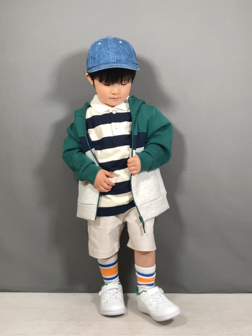 グリーン系のパーカー、ベージュ系のトップス、ホワイト系のその他パンツを着用したキッズの春コーディネートの4枚目の写真