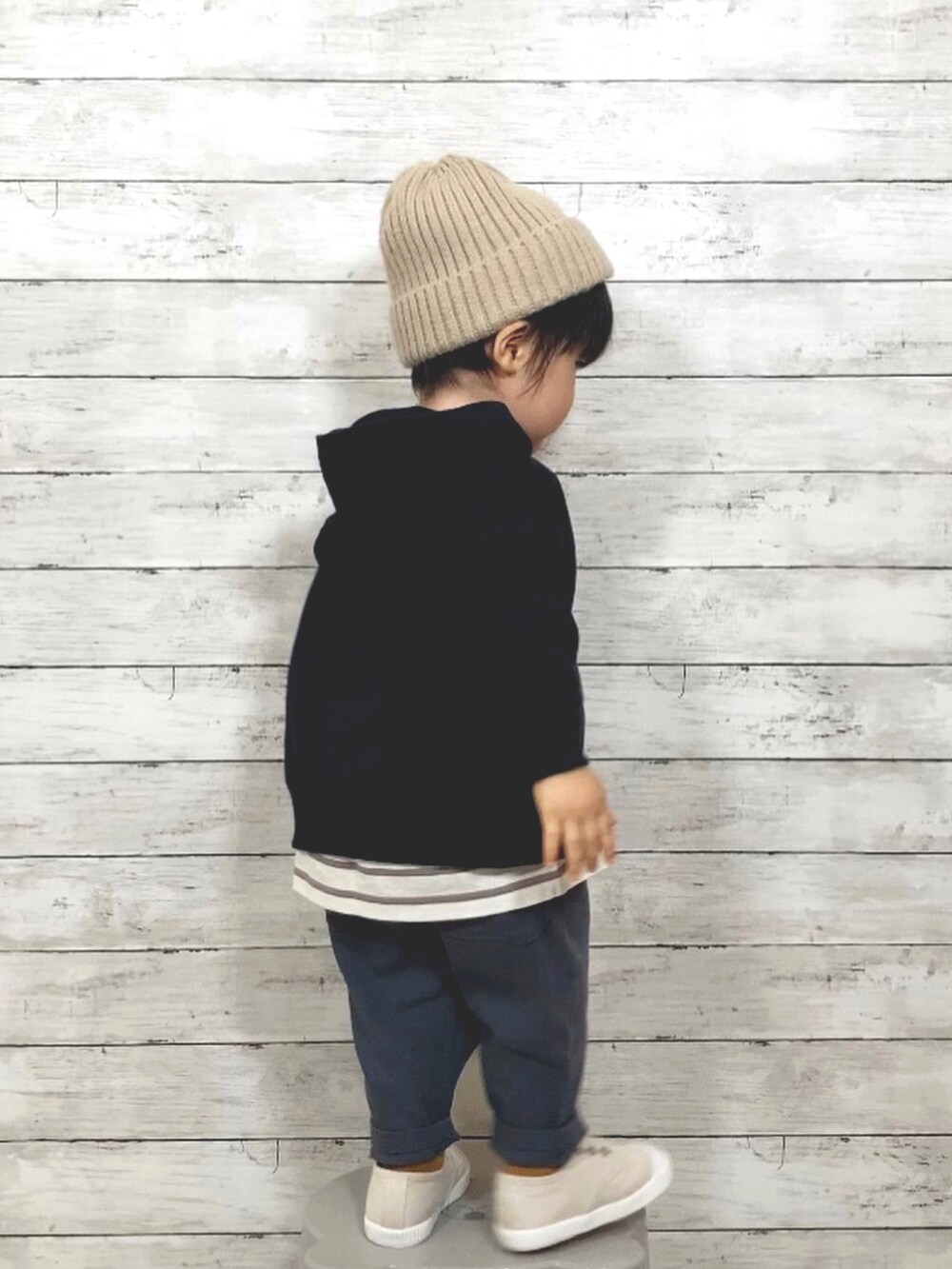 ブラック系のスウェット、ベージュ系のTシャツ/カットソー、グレー系のその他パンツを着用したキッズの秋コーディネートの2枚目の写真