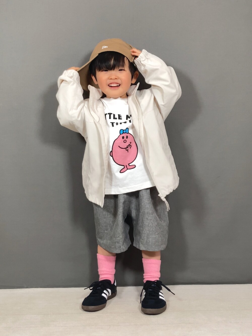 ホワイト系のジャケット/アウター、ピンク系のTシャツ/カットソー、グレー系のパンツを着用したキッズの春コーディネートの3枚目の写真