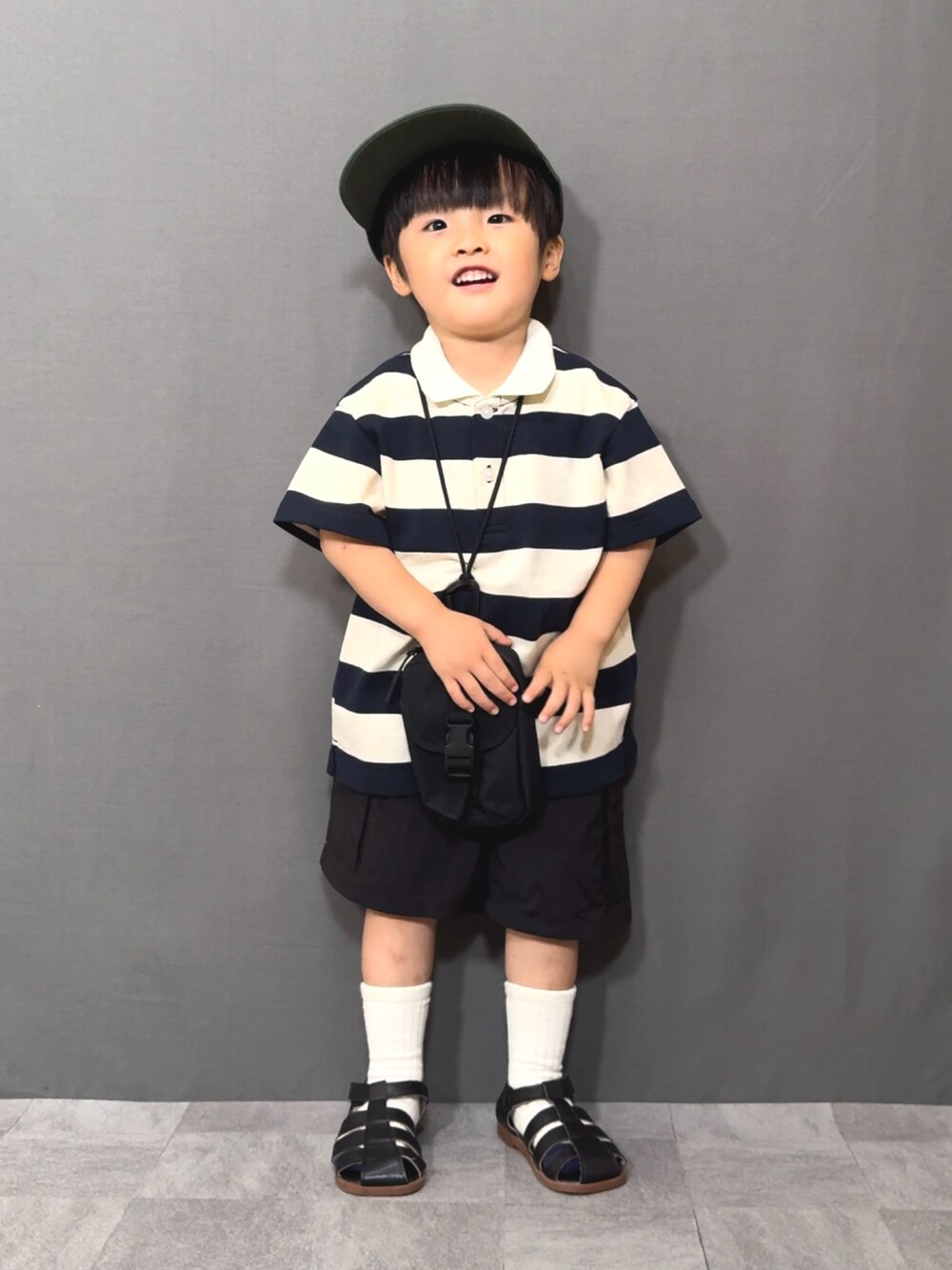 「プチプラ、夏コーデ、さらっと晴れやかスナップ、きれいめカジュアル、カーゴパンツ、ハーフパンツ、ショートパンツ、ショルダーバッグ、キャップ、サンダル、シャツスタイル、ボーダー、シャツ好き集まれ、モノトーン、スポーツミックス」｜「UNIQLOのアイテム（トップス、ベージュ系）」を使った、YU⭐︎さん（キッズ・90cm）の夏コーディネートの3枚目の写真