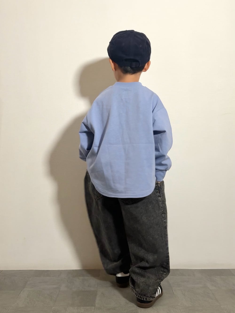 ブラック系のスニーカー、パープル系のTシャツ/カットソー、ブラック系のその他パンツを着用したキッズの夏コーディネートの4枚目の写真