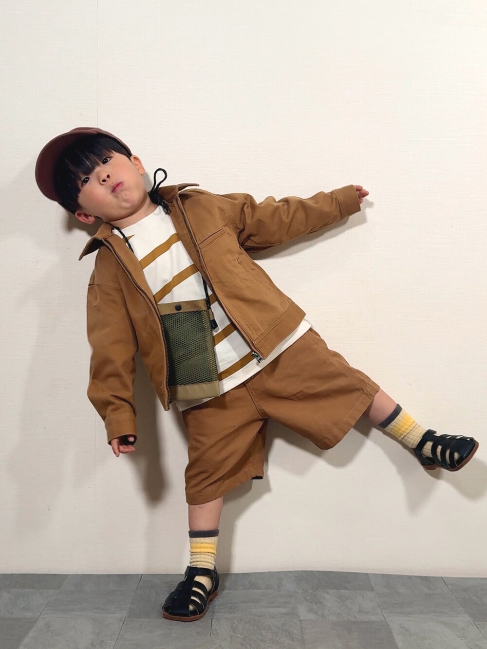 「春めき満開コーデ、ジャケット、スポーツミックス、春コーデ、ショルダーバッグ、ハーフパンツ、サンダル、キャップ、韓国子供服、セットアップ、きれいめカジュアル、春色、ボーダー、休日スタイル、アウトドアスタイル」｜「UNIQLOのアイテム（ジャケット/アウター、ブラウン系）」を使った、YU⭐︎さん（キッズ・100cm）の春コーディネートの3枚目の写真