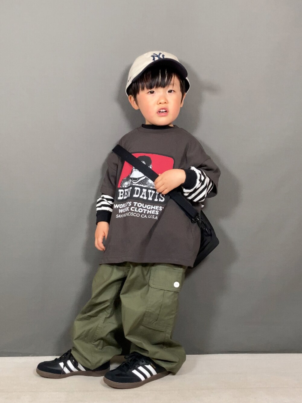 「春のNewスタイル、ボーダー、スニーカー、キャップ、ストリート、アウトドアスタイル、ショルダーバッグ、カーゴパンツ、お出かけコーデ、休日スタイル、カジュアルコーデ、スポーツミックス、春コーデ、レイヤードスタイル」｜「BEN DAVISの【BEN DAVIS】別注プリントT（100～160cm）（Tシャツ/カットソー、グレー系）」を使った、YU⭐︎さん（キッズ・90cm）の春コーディネートの3枚目の写真