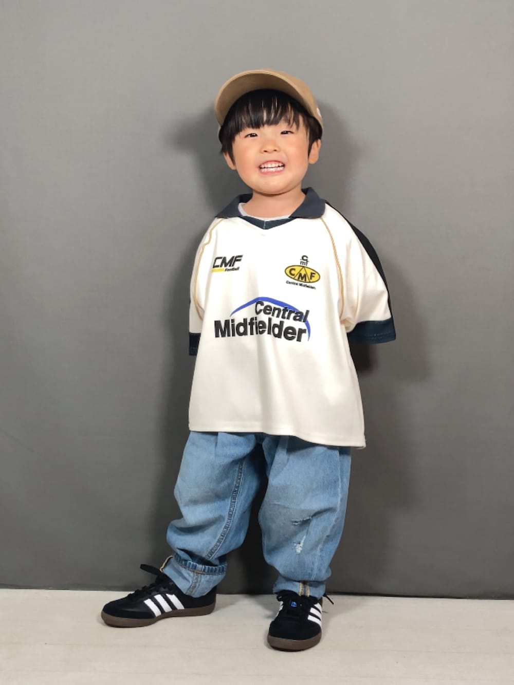 ホワイト系のTシャツ/カットソー、ブルー系のデニムパンツ、ブラック系のスニーカーを着用したキッズの春コーディネートの5枚目の写真