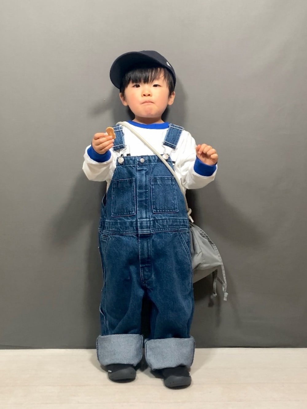 「お出かけコーデ、デニム、サロペット、サンダル、キャップ、ショルダーバッグ、休日スタイル、春色、春コーデ、レイヤードスタイル、カジュアルコーデ、デートコーデ、スポーツミックス、ロンT」｜「LOWRYS FARMのＭＲＭＥＮロンＴ　997300（Tシャツ/カットソー、ブルー系）」を使った、YU⭐︎さん（キッズ・90cm）の冬コーディネートの3枚目の写真
