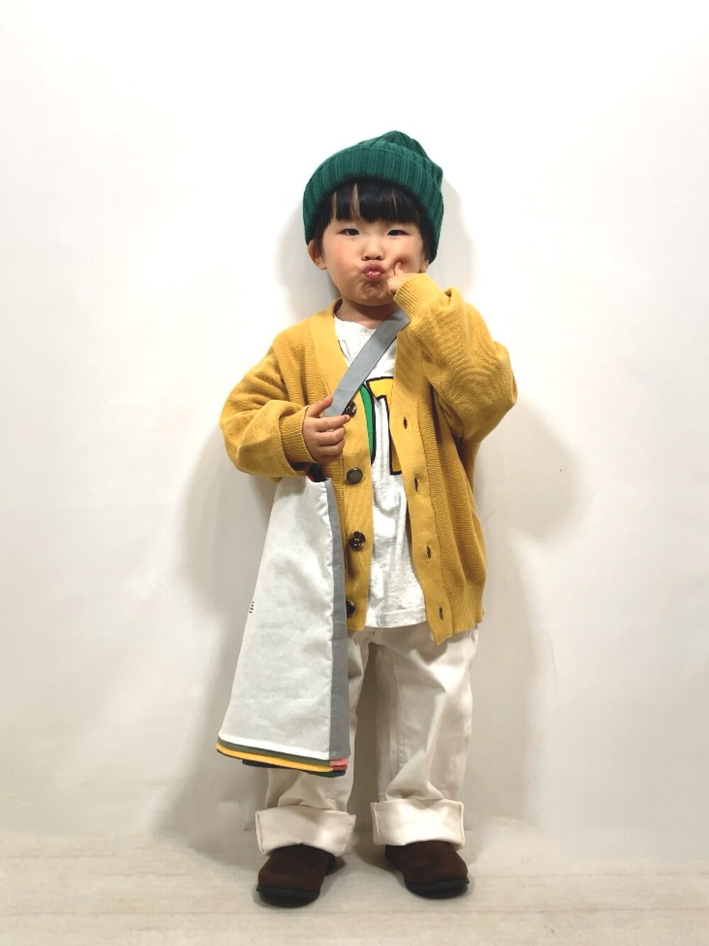 「マイベストコーデ2023、トートバッグ、ニット、カーディガン、UNIQLO、ニット帽、ブーツ、レイヤードスタイル、お出かけコーデ、休日スタイル、カジュアルコーデ、冬コーデ」｜「F.O.KIDSの【マシンウォッシャブル】カラバリカーディガン（カーディガン/ボレロ、イエロー系）」を使った、YU⭐︎さん（キッズ・90cm）の冬コーディネートの4枚目の写真