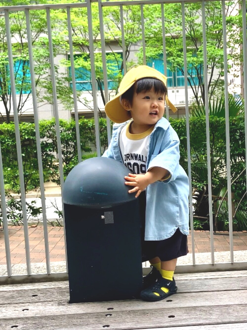 「リネン、リネンパンツ、デニム、デニムシャツ、白Tシャツ、キャップ、サンダル、NIKE、イエロー、カジュアルコーデ、タックイン、UNIQLO、ハーフパンツ、夏コーデ、ロゴT」｜「ZARA KIDSのアイテム（シャツ/ブラウス、ブルー系）」を使った、YU⭐︎さん（キッズ・80cm）の夏コーディネートの2枚目の写真