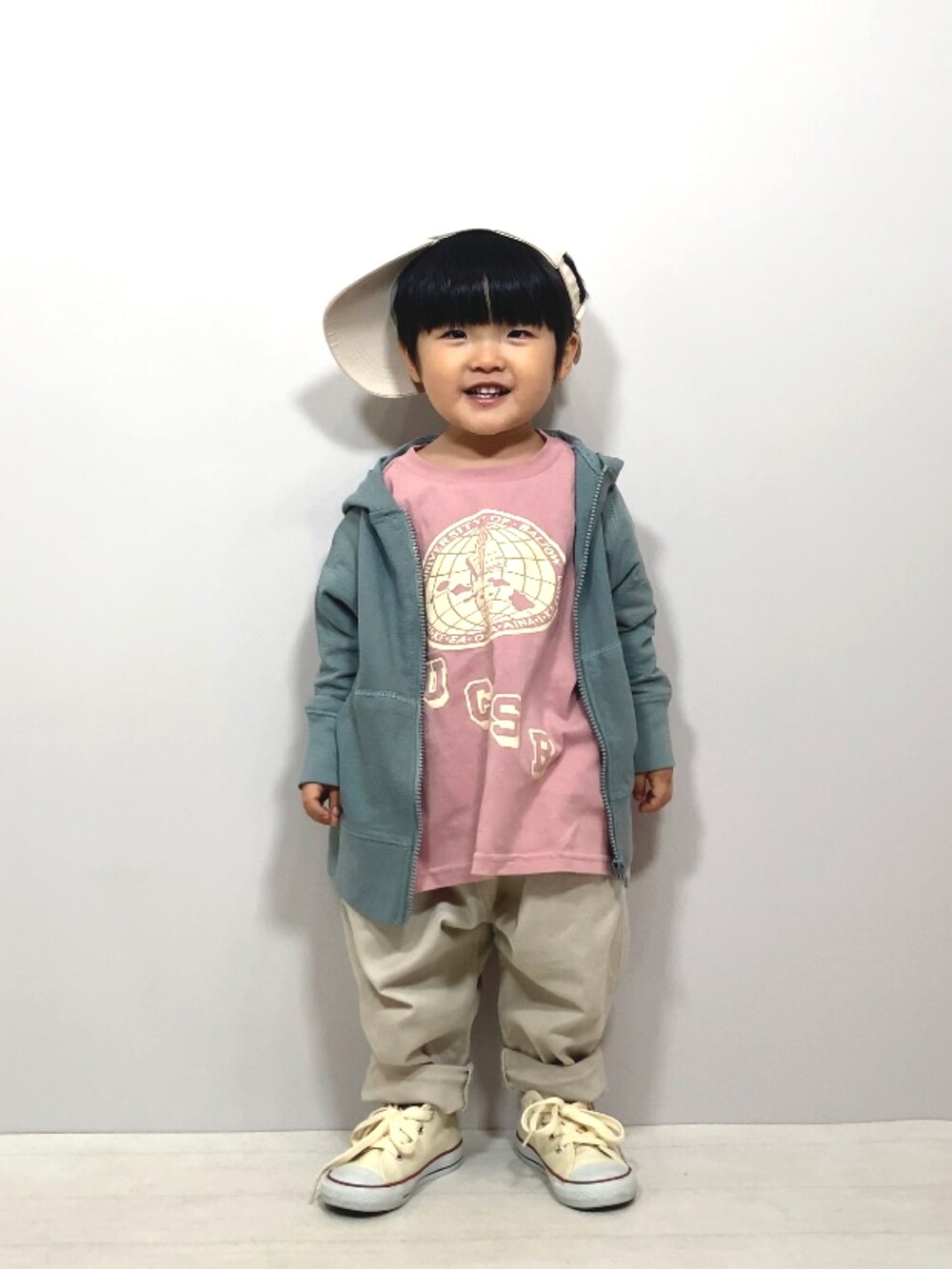 「パーカー、ピンク、淡色コーデ、キャップ、古着MIX、コンバース、スニーカー、ビッグシルエット、レイヤードスタイル、プチプラ、シンプルコーデ、休日スタイル、カジュアルコーデ、春夏コーデ」｜「OMNESのキッズ スラブコットンジップパーカー（パーカー、グレー系）」を使った、YU⭐︎さん（キッズ・90cm）の春コーディネートの2枚目の写真