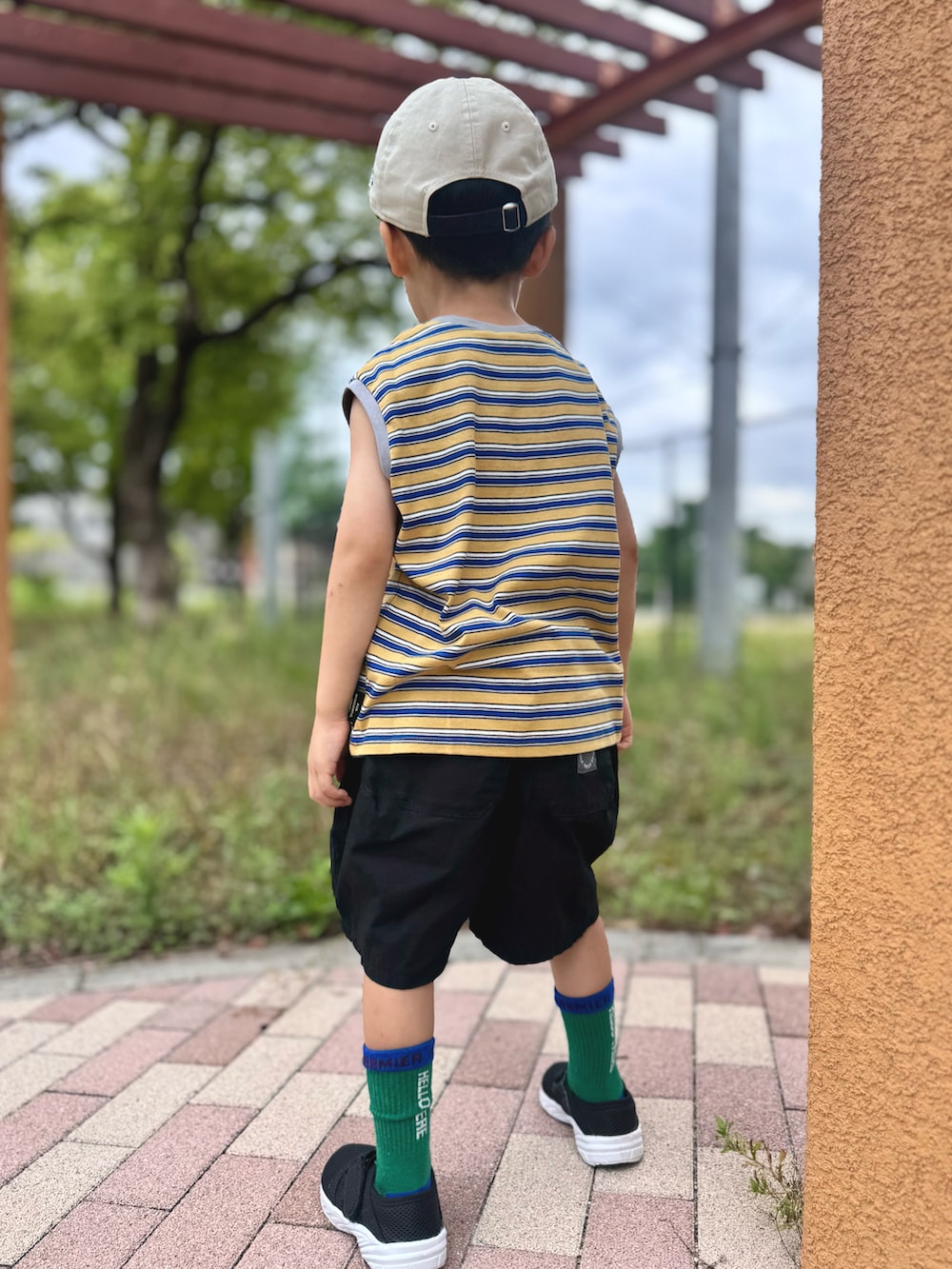ブラック系のその他パンツ、イエロー系のタンクトップ、ブラック系のサンダルを着用したキッズの夏コーディネートの3枚目の写真