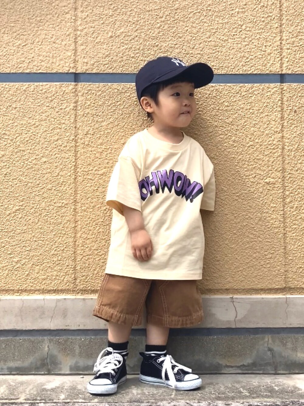 ベージュ系のTシャツ/カットソー、ブラウン系のその他パンツ、ブラック系のスニーカーを着用したキッズの夏コーディネートの2枚目の写真