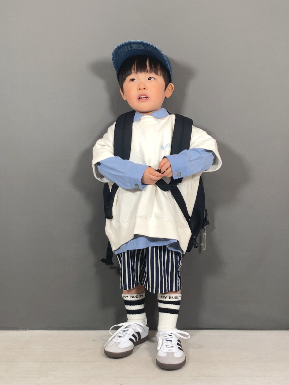 ホワイト系のTシャツ/カットソー、ブルー系のシャツ/ブラウス、ブルー系のその他パンツを着用したキッズの春コーディネートの2枚目の写真