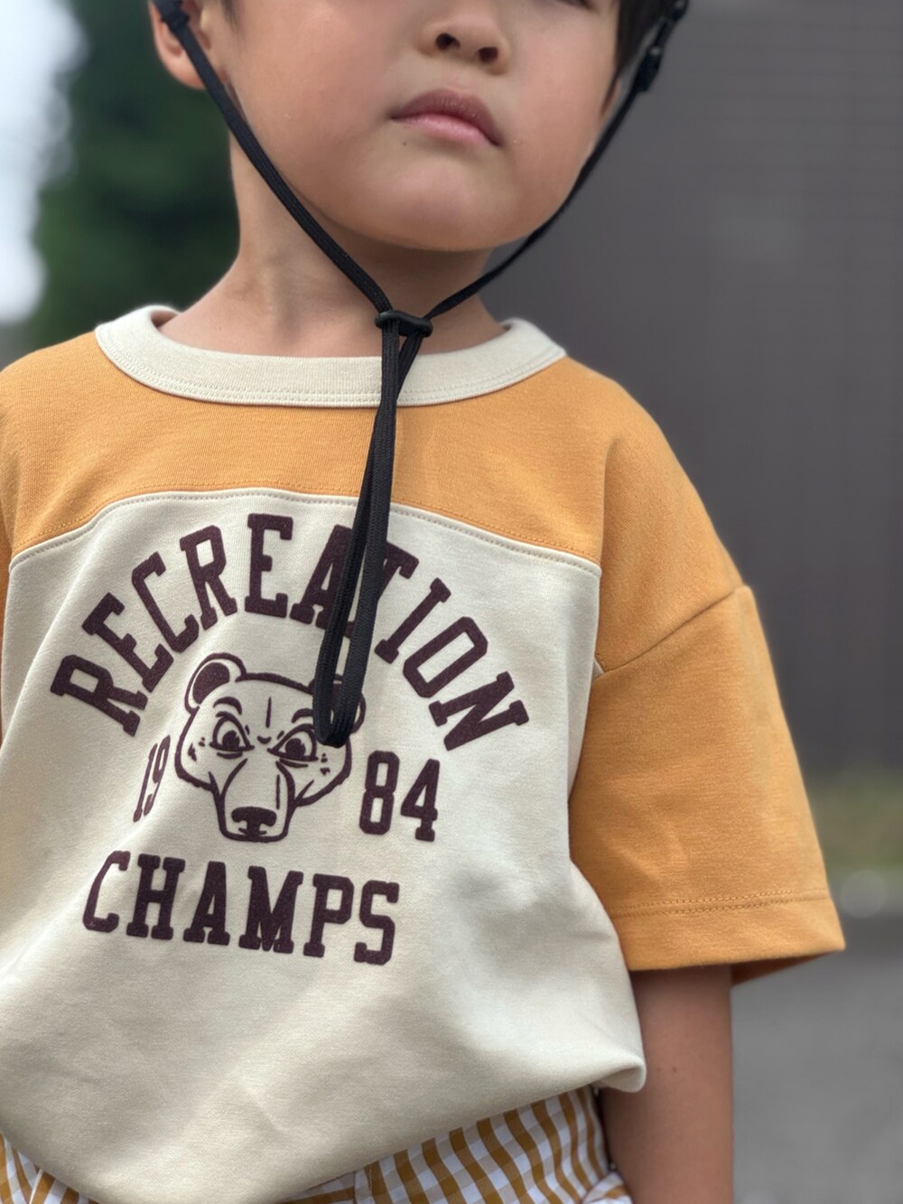 イエロー系のTシャツ/カットソー、ブラウン系のその他パンツ、イエロー系のシャツ/ブラウスを着用したキッズの夏コーディネートの4枚目の写真