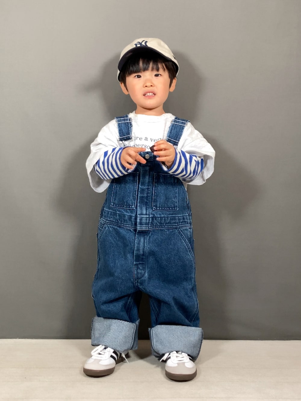 「レイヤードスタイル、ボーダー、サロペット、デニム、キャップ、スニーカー、韓国子供服、カジュアルコーデ、休日スタイル、お出かけコーデ、春コーデ、ロンT」｜「韓国子供服のアイテム（Tシャツ/カットソー、グレー系）」を使った、YU⭐︎さん（キッズ・90cm）の春コーディネートの2枚目の写真