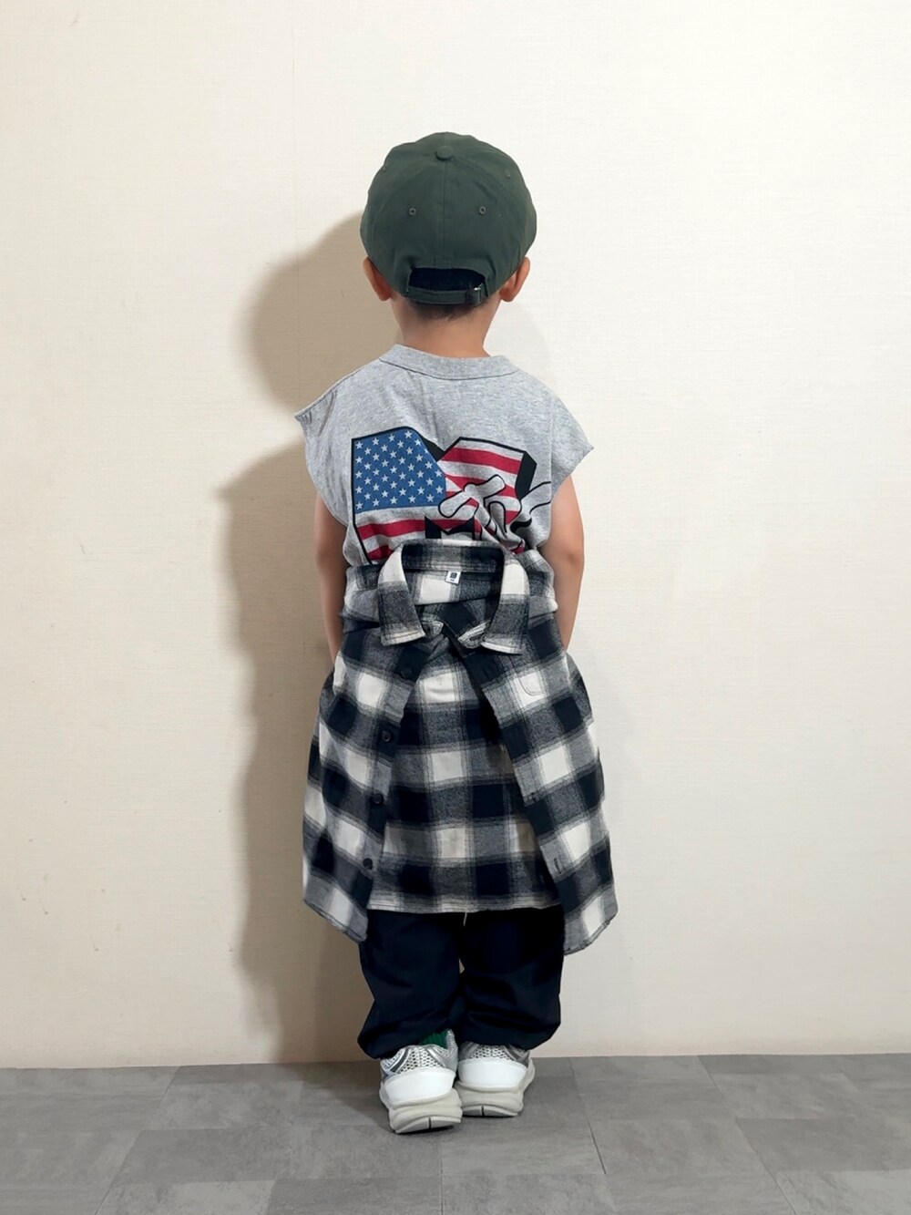 グレー系のタンクトップ、シルバー系のスニーカー、ブラック系のシャツ/ブラウスを着用したキッズの夏コーディネートの4枚目の写真