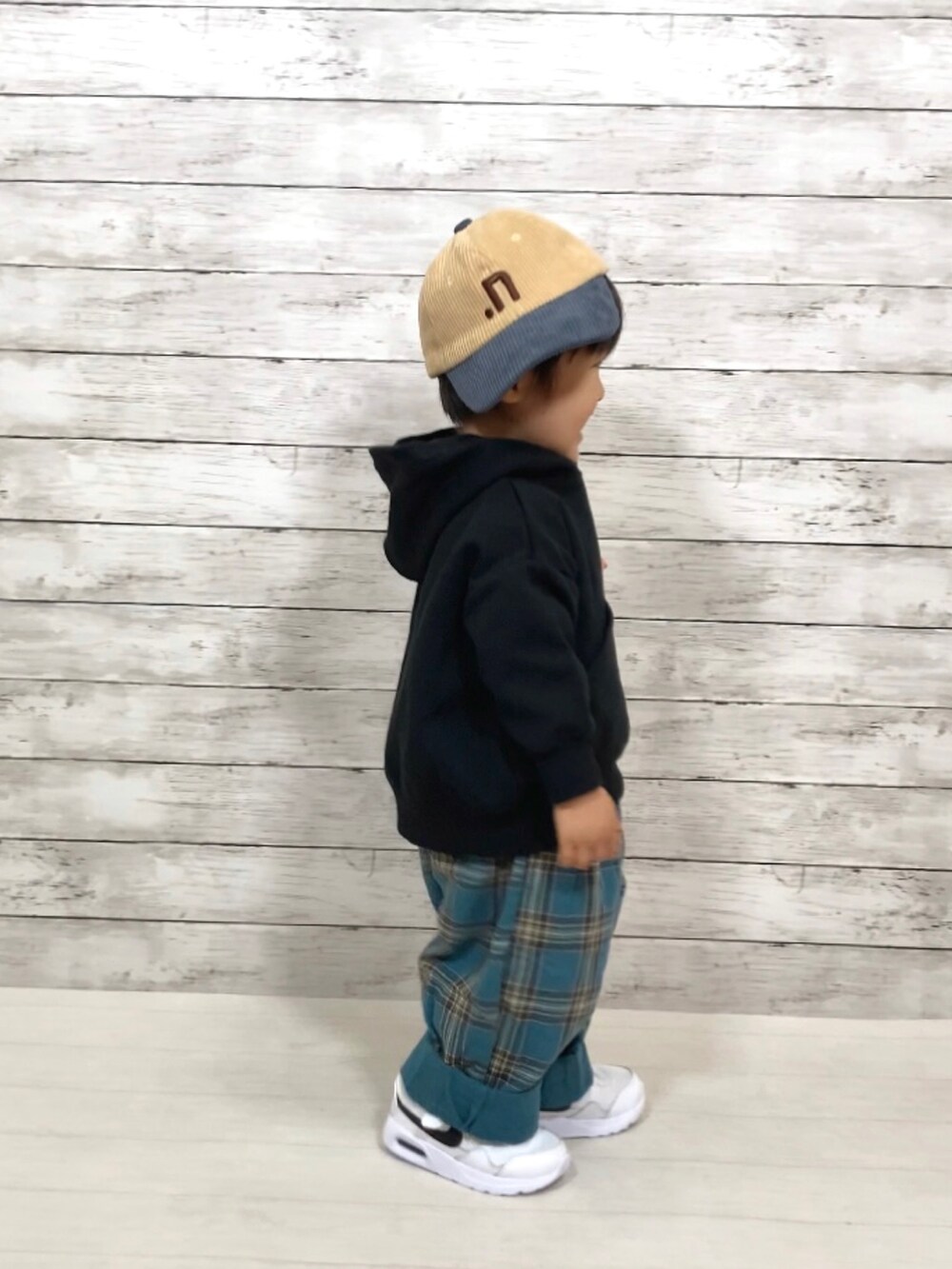 ブラック系のスウェット、ホワイト系のTシャツ/カットソー、グリーン系のパンツを着用したキッズの秋コーディネートの3枚目の写真