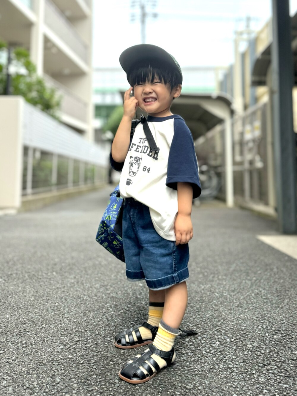 ホワイト系のTシャツ/カットソー、ブルー系のデニムパンツ、ブルー系のバックパック/リュックを着用したキッズの夏コーディネートの2枚目の写真