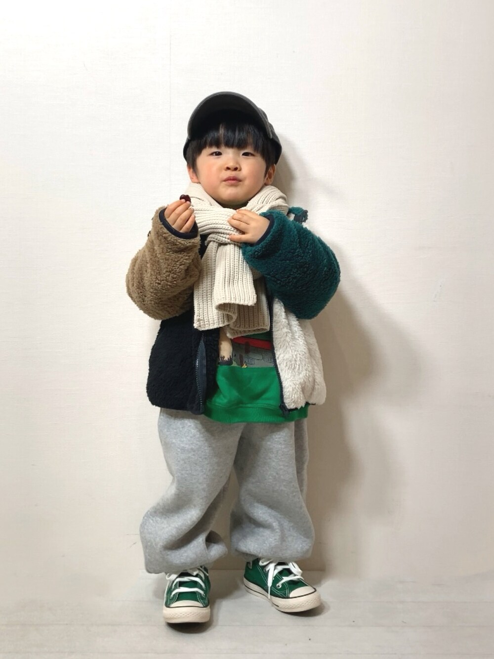 「冬を彩る色いろコーデ、お出かけコーデ、休日スタイル、フリース、マフラー、スウェット、スニーカー、スポーツミックス、キャップ、レイヤードスタイル、冬コーデ、デートコーデ、カジュアルコーデ、シンプルコーデ、冬アウター」｜「BIG FIELDのボアフリースクレイジージャケット（90～150cm）（その他アウター、ホワイト系）」を使った、YU⭐︎さん（キッズ・90cm）の冬コーディネートの4枚目の写真