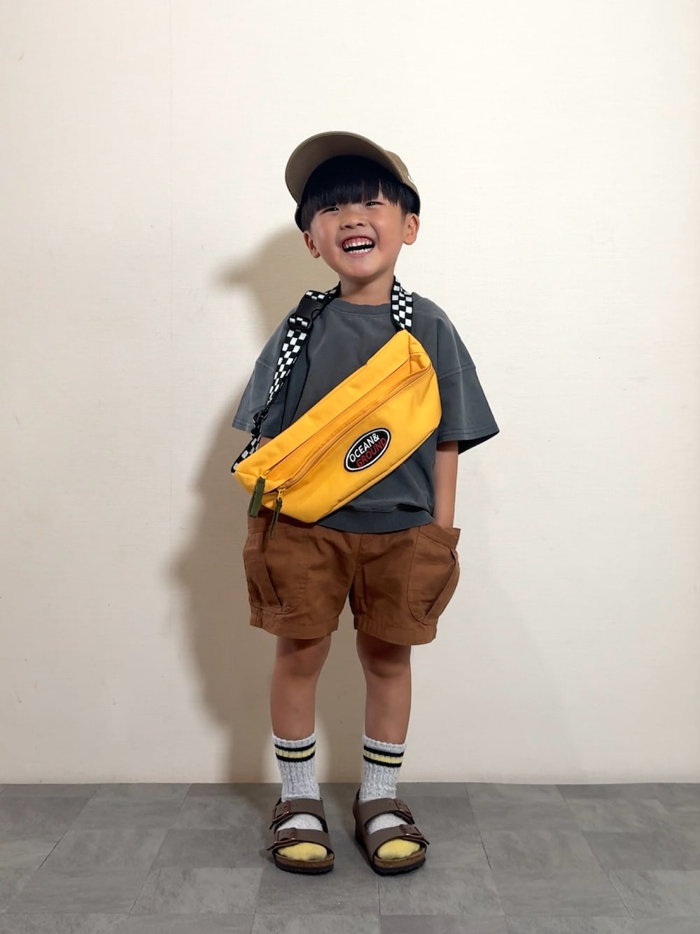 ブラック系のスウェット、ブラウン系のサンダル、ブラウン系のその他パンツを着用したキッズの夏コーディネートの3枚目の写真