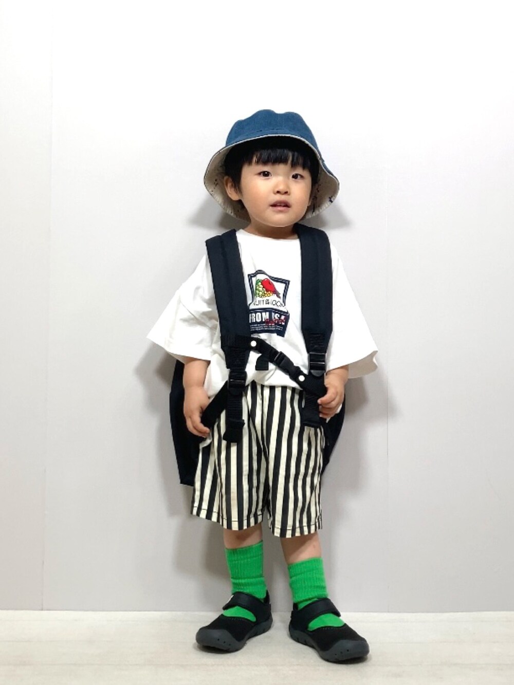 ホワイト系のTシャツ/カットソー、ブラック系のその他パンツ、ブラック系のバックパック/リュックを着用したキッズの夏コーディネートの4枚目の写真