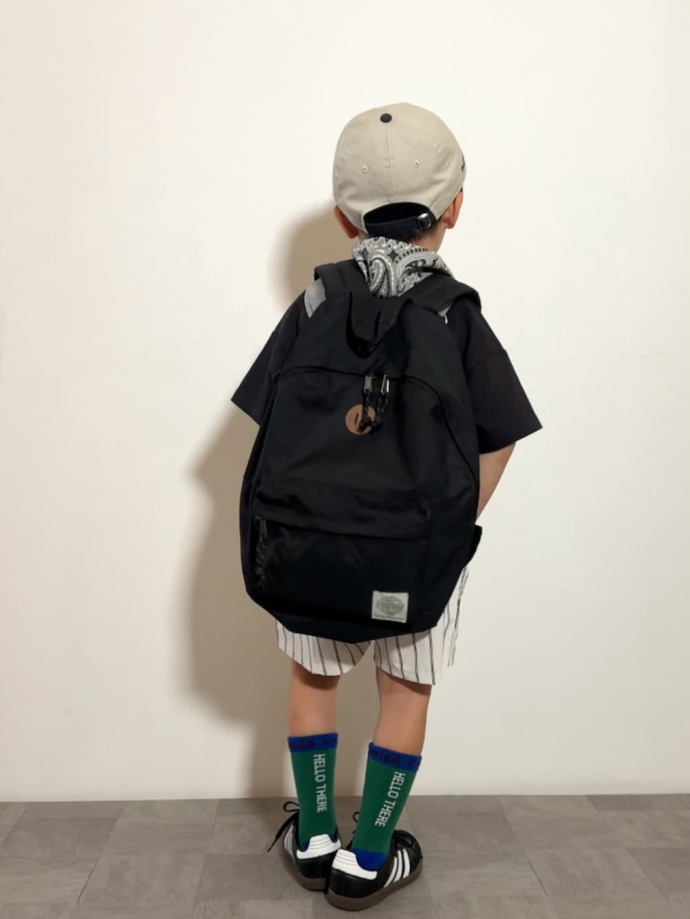 ブラック系のスニーカー、ブラック系のTシャツ/カットソー、その他のその他パンツを着用したキッズの夏コーディネートの3枚目の写真