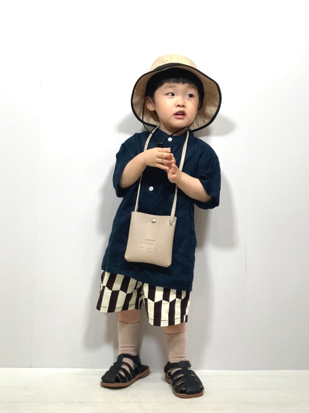 ブルー系のシャツ/ブラウス、グレー系のその他パンツ、ベージュ系のショルダーバッグを着用したキッズの夏コーディネートの3枚目の写真