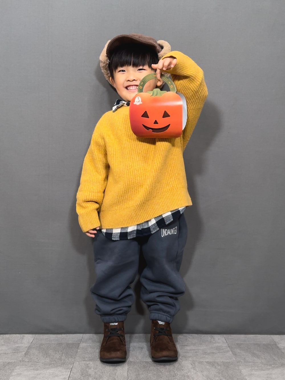 「スポーツミックス、秋コーデ、ハロウィン、ニツト、チェック、チェックシャツ、ブーツ、スウェットパンツ、スウェット、シャツスタイル、レイヤードスタイル、お出かけコーデ、プチプラ、パステルカラー、コーデュロイ」｜「UNIQLOのアイテム（ニット/セーター、イエロー系）」を使った、YU⭐︎さん（キッズ・90cm）の秋コーディネートの2枚目の写真
