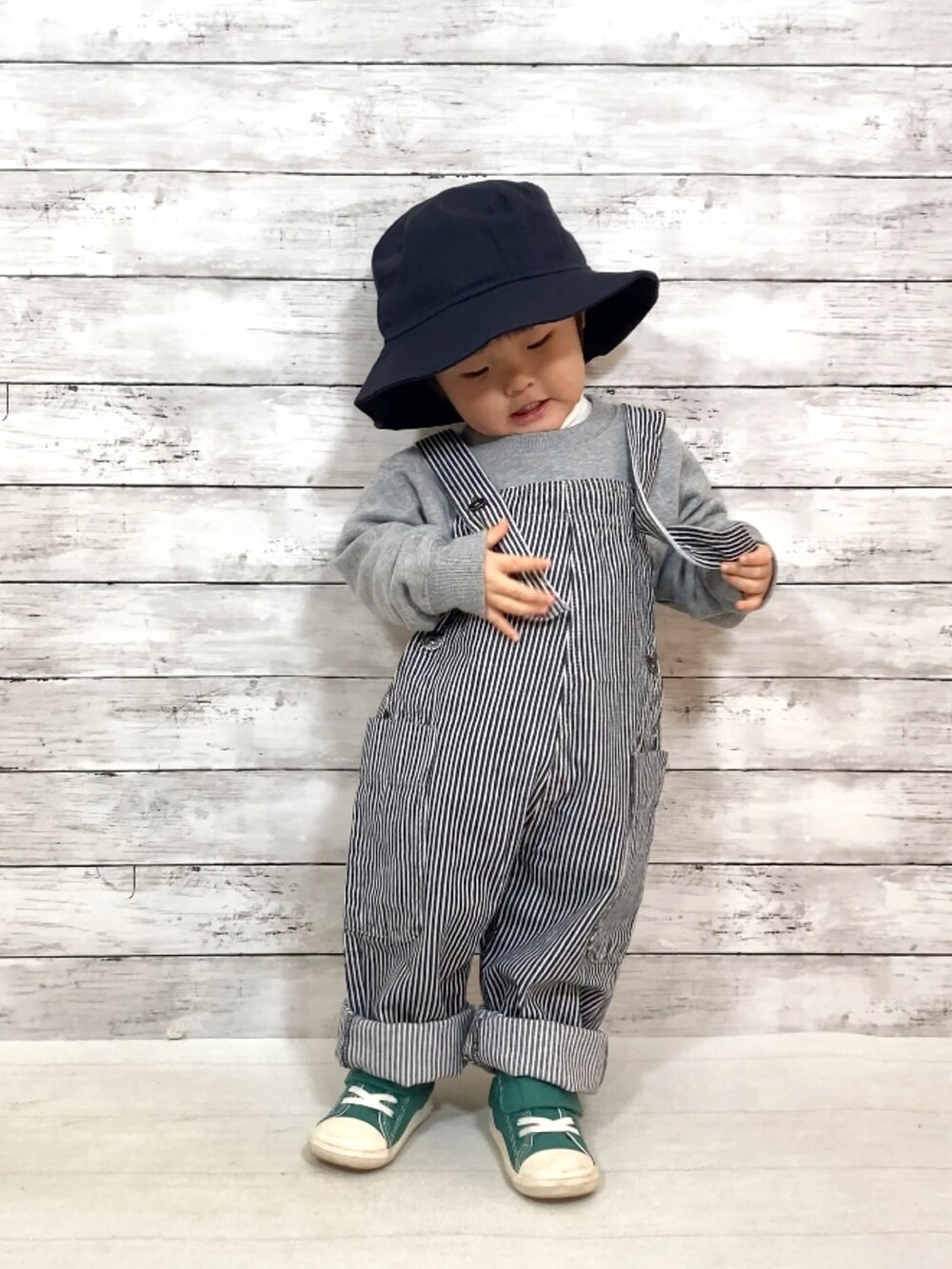 グレー系のスウェット、ホワイト系のTシャツ/カットソー、その他のサロペット/オーバーオールを着用したキッズの冬コーディネートの2枚目の写真