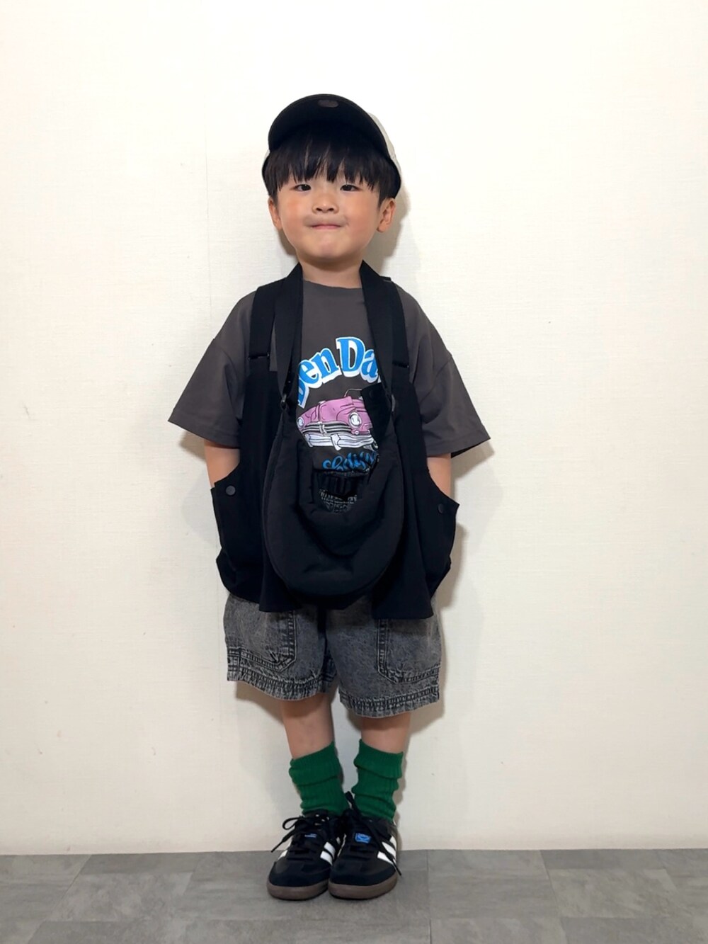「やっぱり帽子が好き、ショルダーバッグ、レイヤードスタイル、Tシャツ、モノトーン、スニーカー、キャップ、お出かけコーデ、シンプルコーデ、プチプラ、ハーフパンツ、デニム、ストリート、カーゴパンツ、ブラックコーデ」|「antiquaのお洒落キッズ必須!デイリーでも使いやすいハントベスト(ベスト、ブラック系)」を使った、YU⭐︎さん(キッズ・100cm)の春コーディネートの3枚目の写真