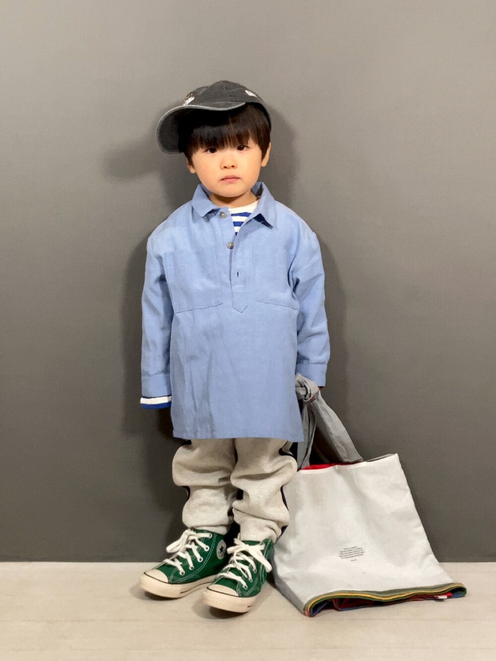 「春コーデ、キャップ、スニーカー、スポーツミックス、スウェットパンツ、ボーダー、トートバッグ、春色、春服みてみて、カジュアルコーデ、休日スタイル、お出かけコーデ、デートコーデ、淡色コーデ、パステルカラー」｜「PAIRMANON STREETの【PAIRMANON STREET】アノラック シャツ 長袖 胸ポケット（シャツ/ブラウス、ブルー系）」を使った、YU⭐︎さん（キッズ・90cm）の冬コーディネートの4枚目の写真