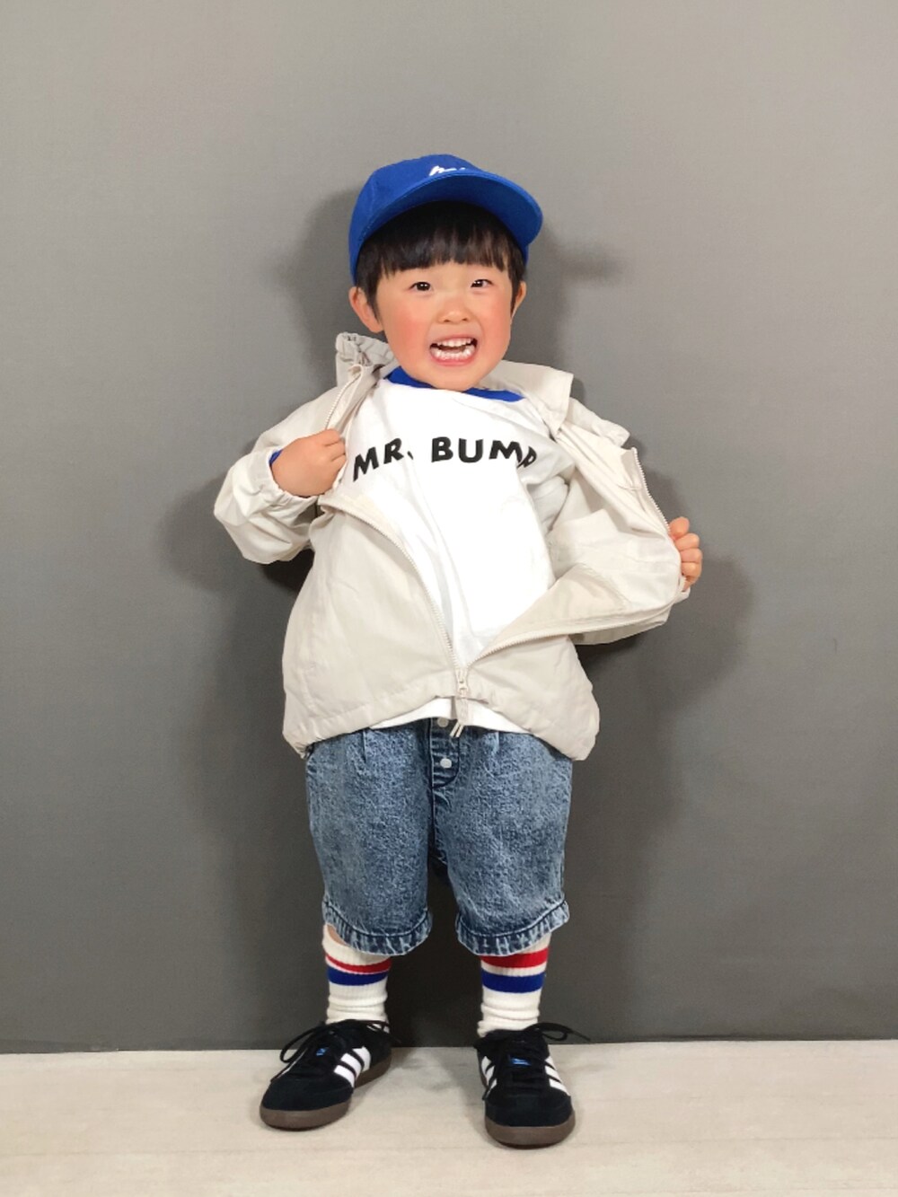 ブルー系のTシャツ/カットソー、ブルー系のデニムパンツ、ホワイト系のショルダーバッグを着用したキッズの春コーディネートの4枚目の写真