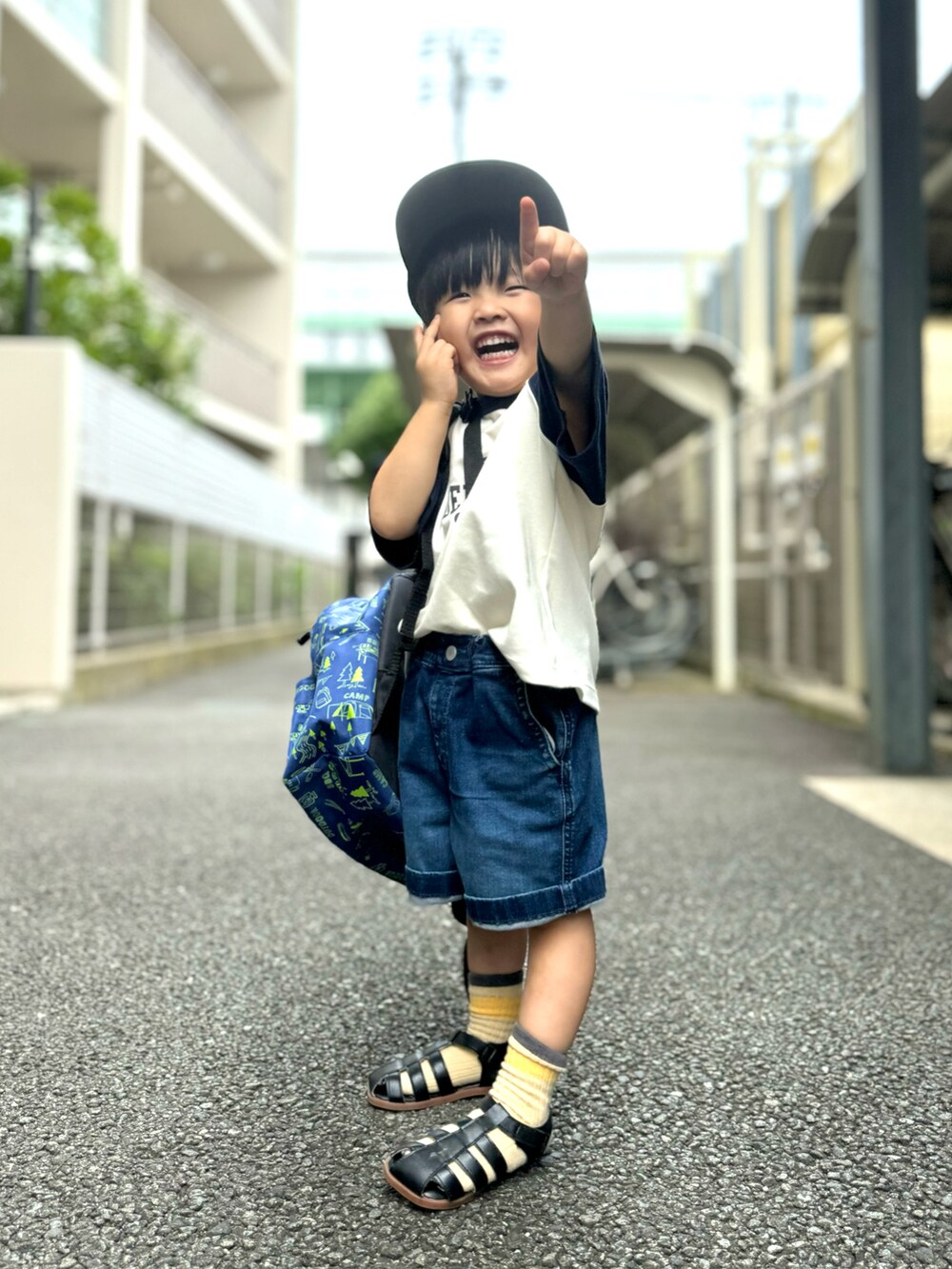 ホワイト系のTシャツ/カットソー、ブルー系のデニムパンツ、ブルー系のバックパック/リュックを着用したキッズの夏コーディネートの4枚目の写真
