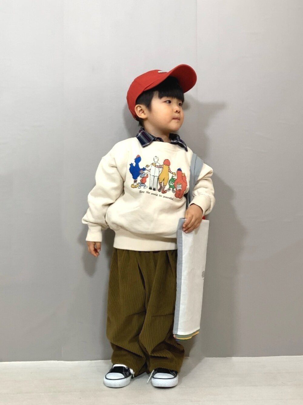 「スウェット、レイヤードスタイル、チェック、キャップ、コーデュロイ、スニーカー、UNIQLO、トートバッグ、冬コーデ、休日スタイル、お出かけコーデ、ストリート」｜「Ocean&Groundのアイテム（スウェット、ベージュ系）」を使った、YU⭐︎さん（キッズ・90cm）の冬コーディネートの2枚目の写真