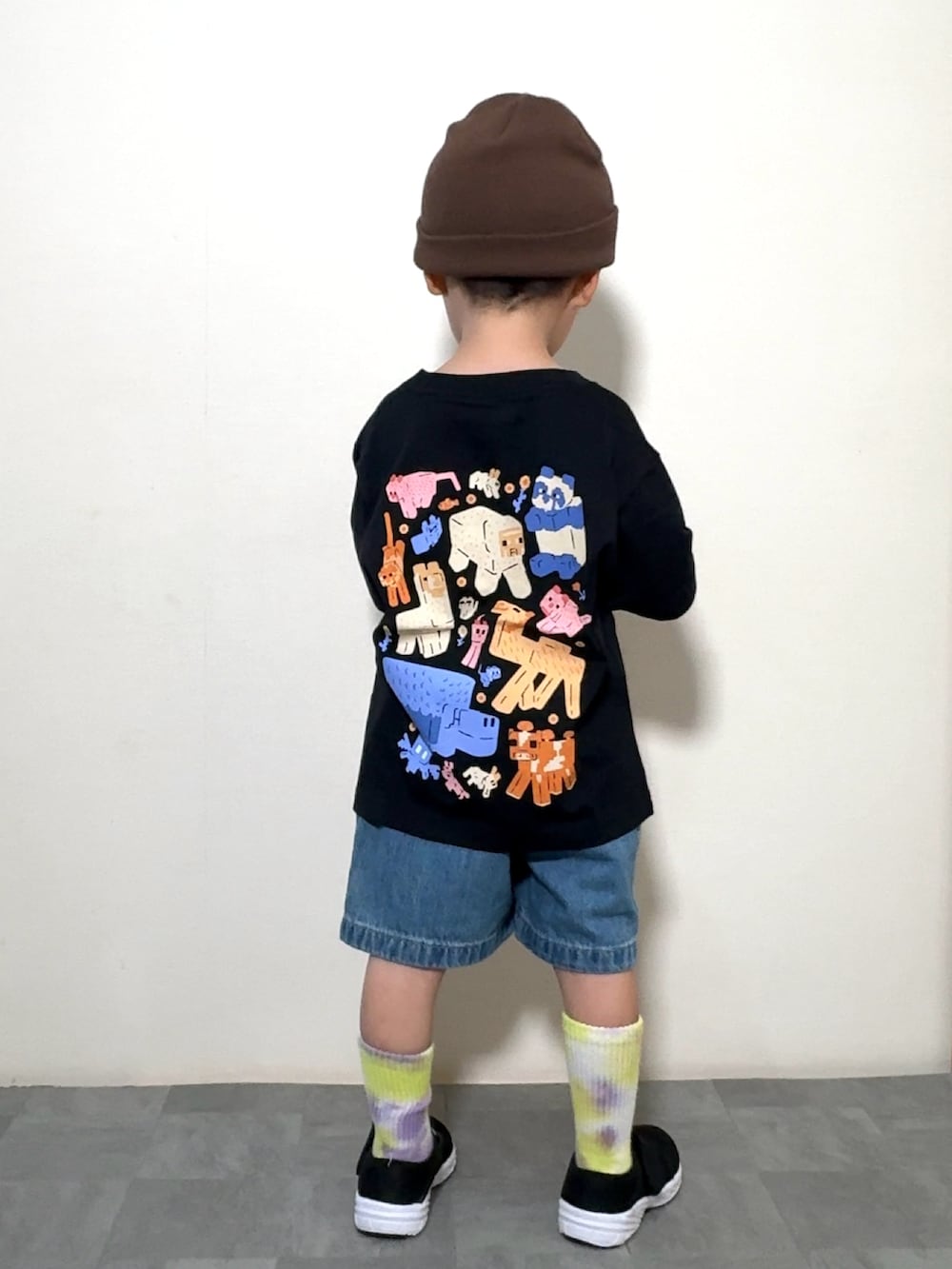 「ハーフパンツ、Tシャツ、ニット帽、韓国子供服、デニム、プチプラ、シンプルコーデ、春夏コーデ、カジュアルコーデ、お出かけコーデ、休日スタイル、春色コーデ、スポーツミックス、ストリート」｜「UNIQLOのアイテム（Tシャツ/カットソー、ブラック系）」を使った、YU⭐︎さん（キッズ・100cm）の春コーディネートの5枚目の写真