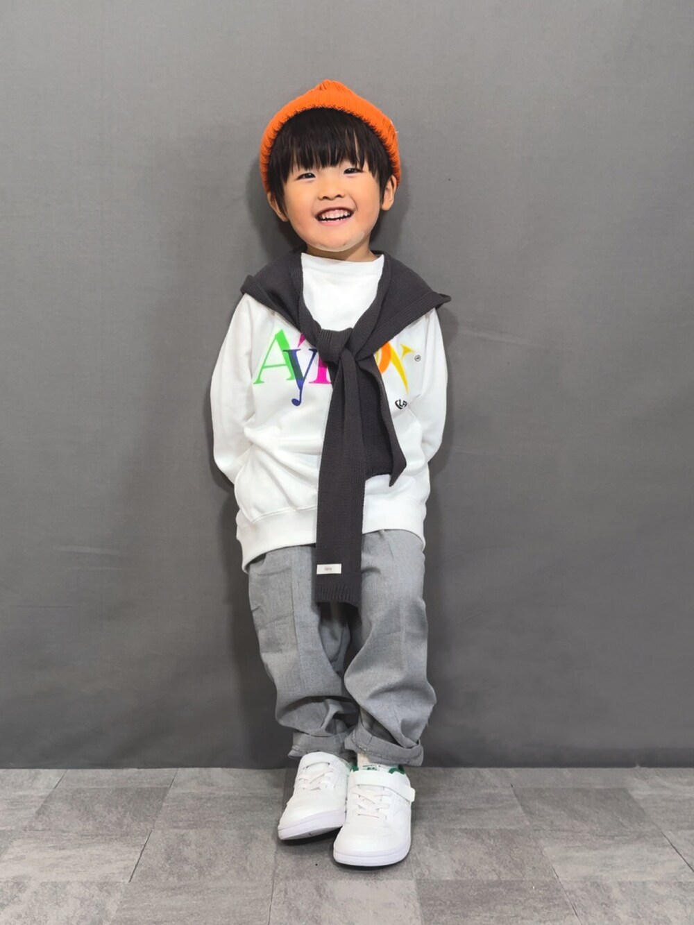 「秋コーデ、パステルカラー、秋服準備はじめました、スラックス、マフラー、ロゴスウェット、スニーカー、ニット帽、スポーツミックス、お出かけコーデ、休日スタイル、レイヤードスタイル、韓国子供服、秋っぽコーデ更新中、淡色コーデ」｜「LOWRYS FARMのアソートＢＩＧウラケプルオーバー　142436（スウェット、ホワイト系）」を使った、YU⭐︎さん（キッズ・90cm）の秋コーディネートの4枚目の写真