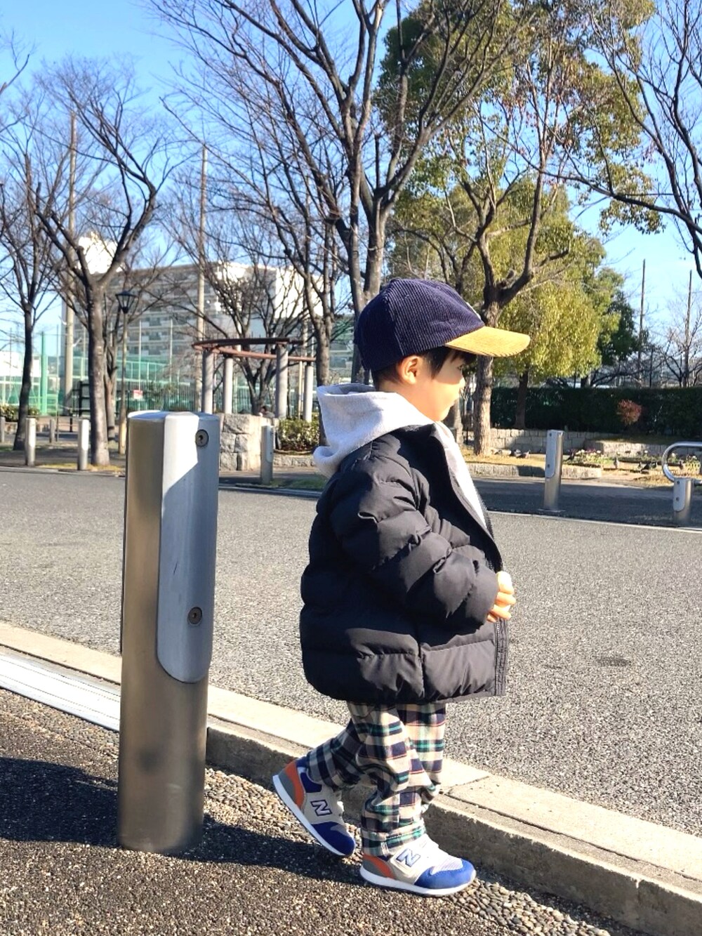 「休日スタイル、お出かけコーデ、冬コーデ、UNIQLO、チェック、スニーカー、キャップ、スウェット、カジュアルコーデ、コーデュロイ、ストリート、パーカー」｜「UNIQLOのアイテム（ダウンジャケット/コート、ブラック系）」を使った、YU⭐︎さん（キッズ・90cm）の冬コーディネートの4枚目の写真