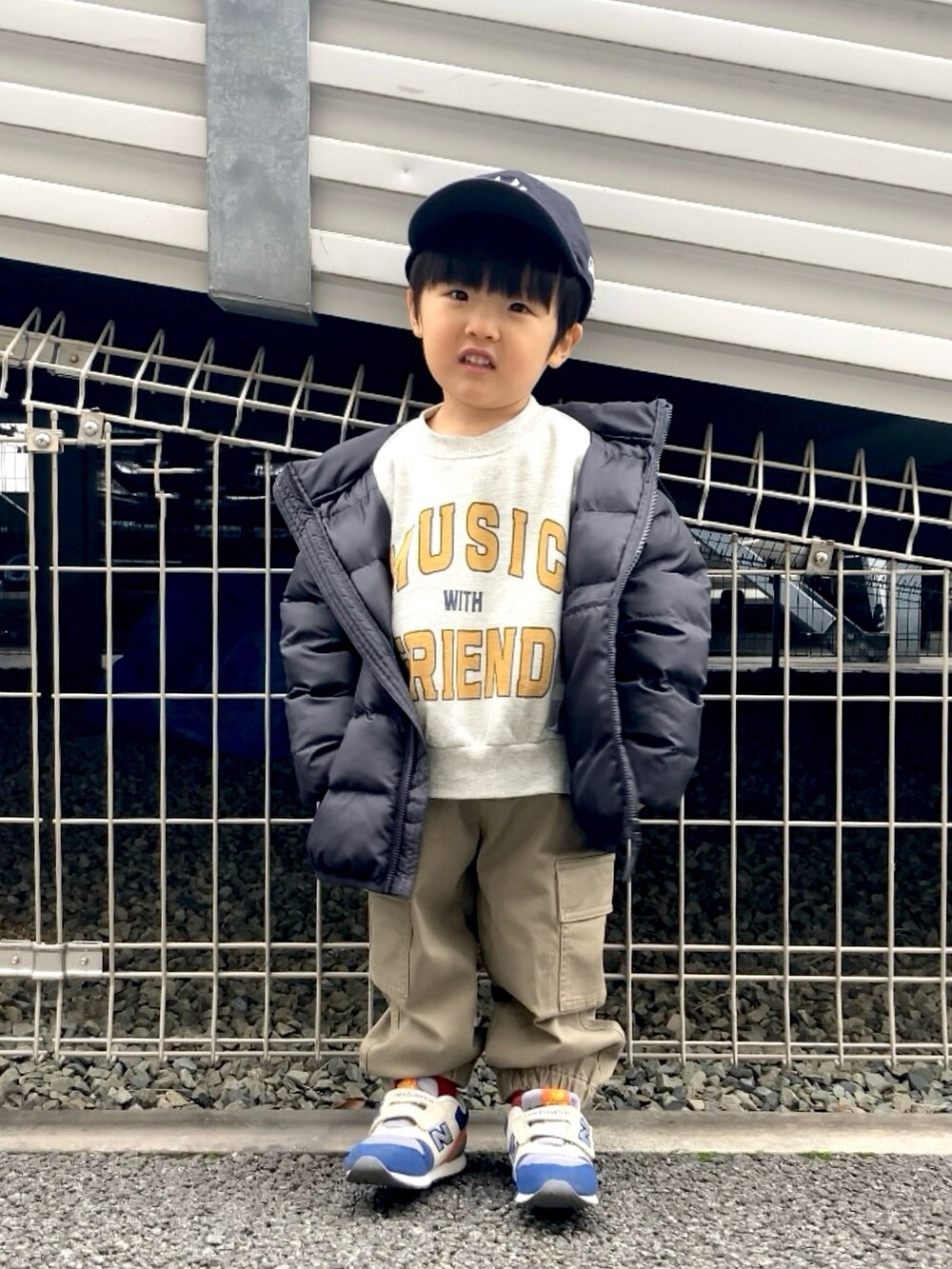 「冬アウター、ダウンジャケット、キャップ、スウェット、カーゴパンツ、スニーカー、お出かけコーデ、休日スタイル、デートコーデ、シンプルコーデ、カジュアルコーデ、スポーツミックス、ロゴスウェット、カラーパンツ、ストリート」｜「UNIQLOのアイテム（ダウンジャケット/コート、ブラック系）」を使った、YU⭐︎さん（キッズ・90cm）の冬コーディネートの3枚目の写真