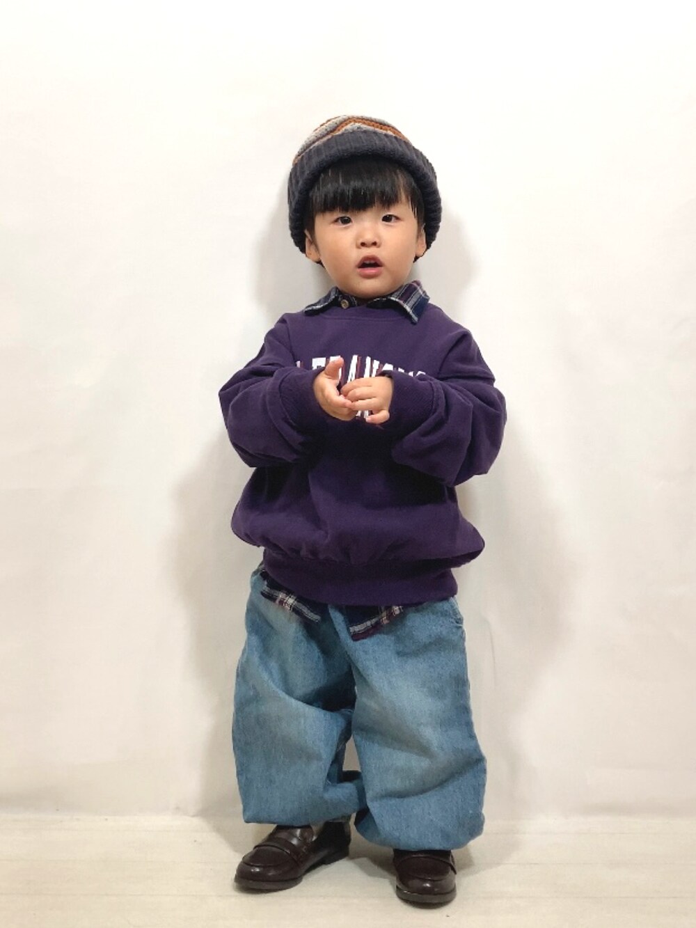 パープル系のスウェット、ブルー系のシャツ/ブラウス、ブルー系のデニムパンツを着用したキッズの秋コーディネートの5枚目の写真