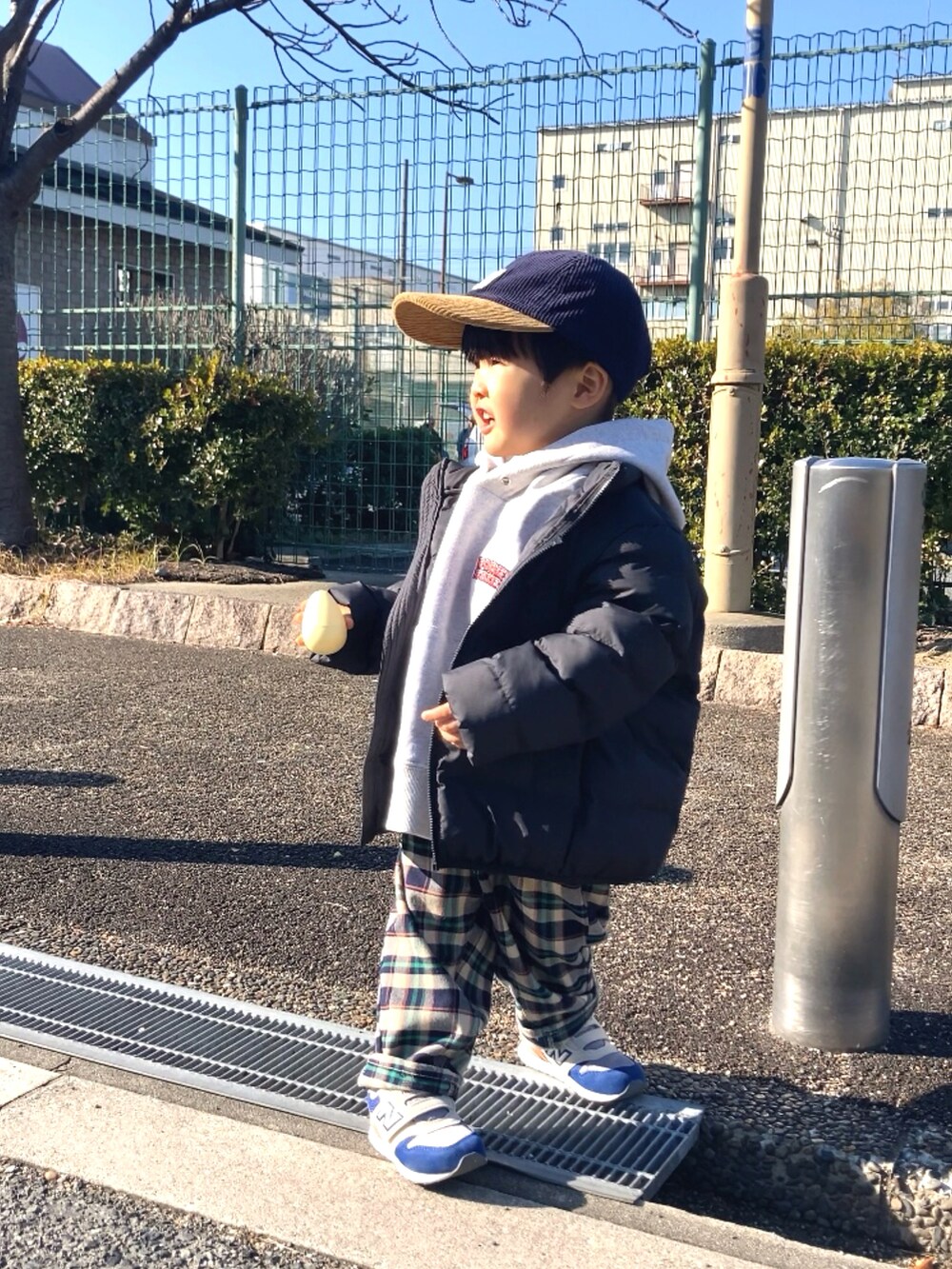 「休日スタイル、お出かけコーデ、冬コーデ、UNIQLO、チェック、スニーカー、キャップ、スウェット、カジュアルコーデ、コーデュロイ、ストリート、パーカー」｜「UNIQLOのアイテム（ダウンジャケット/コート、ブラック系）」を使った、YU⭐︎さん（キッズ・90cm）の冬コーディネートの3枚目の写真