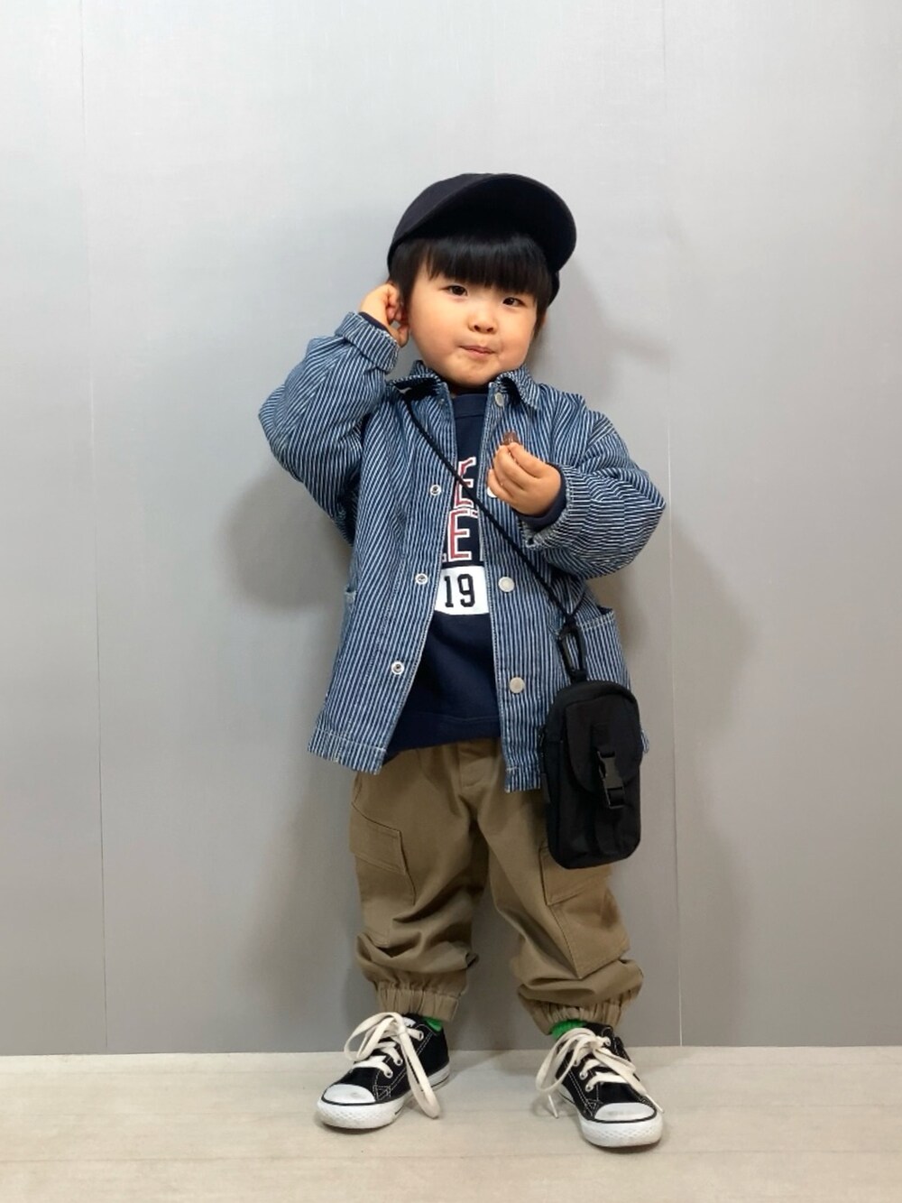 ブルー系のジャケット/アウター、ブルー系のスウェット、ベージュ系のパンツを着用したキッズの冬コーディネートの4枚目の写真