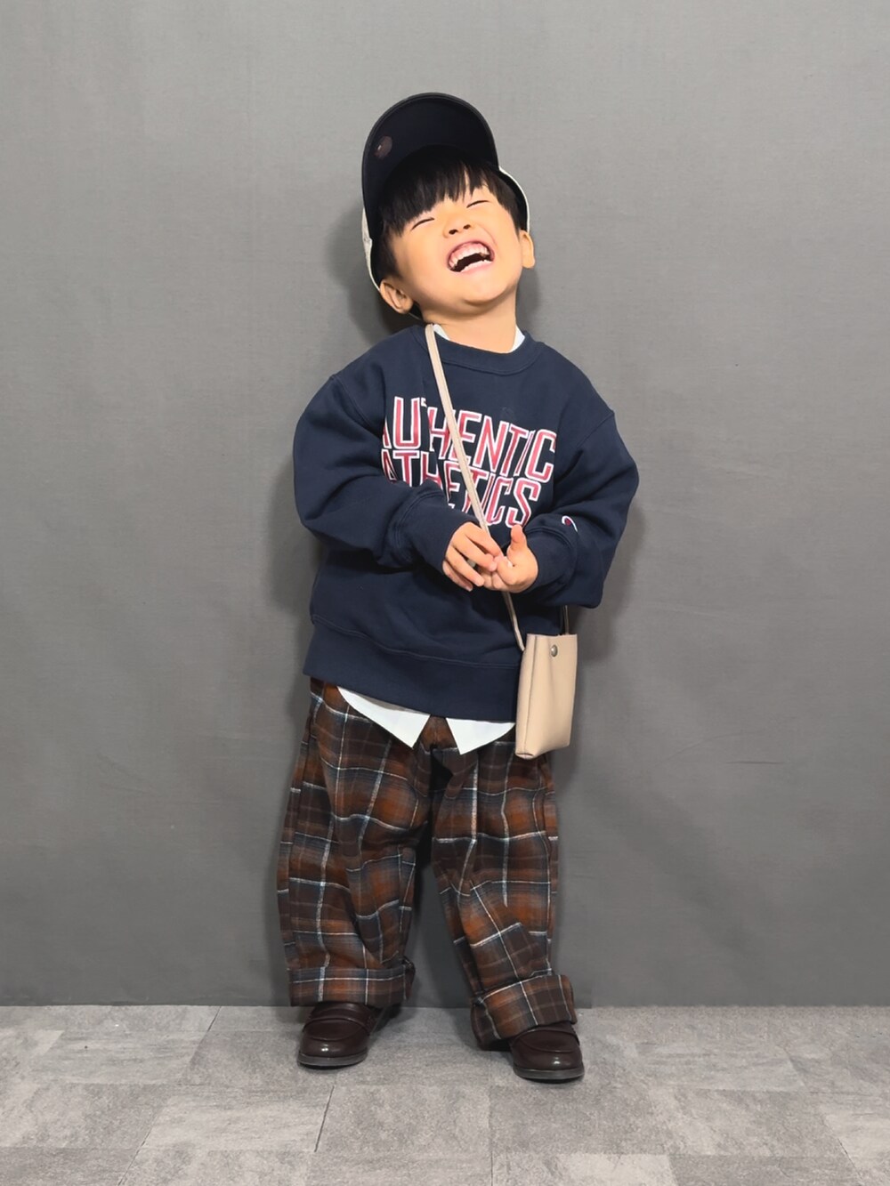 「秋っぽコーデ更新中、休日スタイル、お出かけコーデ、チェック、ブラウン、ショルダーバッグ、キャップ、ローファー、シャツスタイル、レイヤードスタイル、スウェット、秋コーデ、スポーツミックス、デートコーデ、きれいめカジュアル」|「Championの【Champion/チャンピオン】キッズ クルーネックスウェットシャツ(スウェット、ブルー系)」を使った、YU⭐︎さん(キッズ・90cm)の秋コーディネートの5枚目の写真