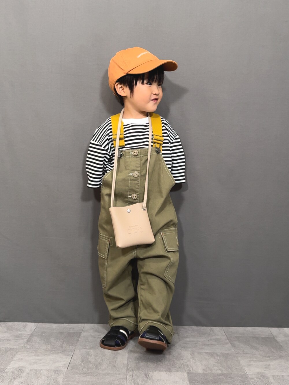 「プチプラ、ショルダーバッグ、夏コーデ、春夏コーデ、ボーダー、シンプルコーデ、グルカサンダル、レイヤードスタイル、サロペット、キャップ、お出かけコーデ、Tシャツ、サンダル」｜「UNIQLOのアイテム（Tシャツ/カットソー、ホワイト系）」を使った、YU⭐︎さん（キッズ・90cm）の夏コーディネートの3枚目の写真
