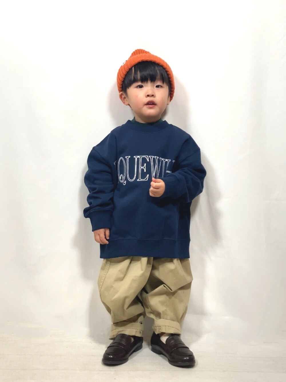ブルー系のスウェット、グリーン系のTシャツ/カットソー、ベージュ系のその他パンツを着用したキッズの秋コーディネートの2枚目の写真