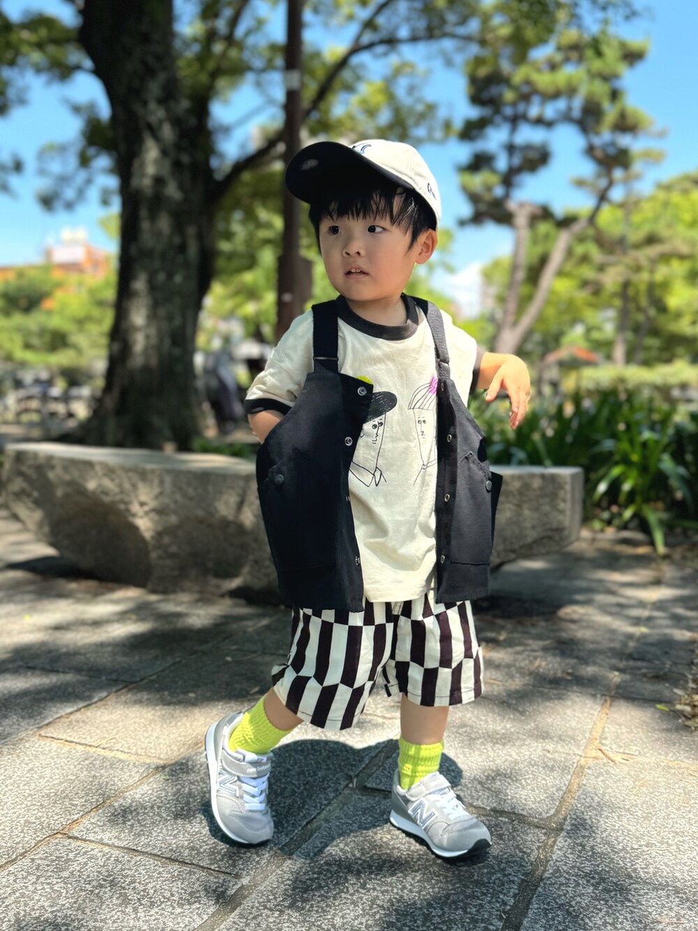 ブラック系のベスト、ホワイト系のTシャツ/カットソー、グレー系のその他パンツを着用したキッズの夏コーディネートの2枚目の写真